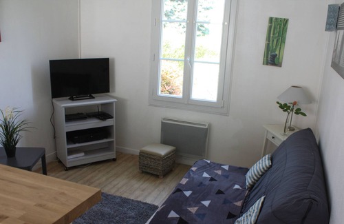 Saint-Germain-en-Laye Ski Chalet | Rental gite, prox Priory Museum and RER line A