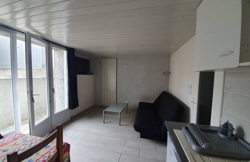 Brem Sur Mer Apartment | Rental T1 30m2 with Terrace in Brem Sur Mer: 2km from the beach