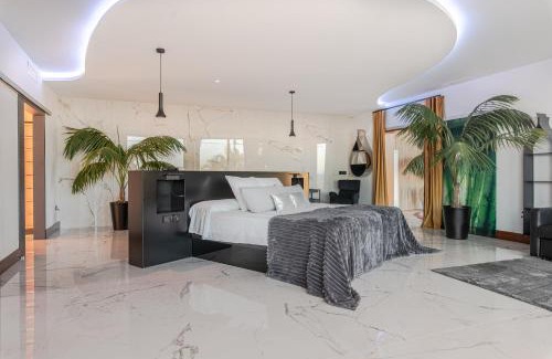 Molvizar Villa | RentitSpain Villa Playa Cristal Vista al Mar, Piscina, Jacuzzi y Lujo