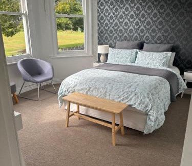 Nelson South House | RENWICK IN THE CITY NELSON, 10min easy walk to City Centre, 4min drive to Hospital, 13min drive to Airport, full kitchen, fast fibre wifi, quiet street, dog friendly