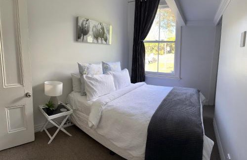 Nelson South House | RENWICK IN THE CITY NELSON, 10min easy walk to City Centre, 4min drive to Hospital, 13min drive to Airport, full kitchen, fast fibre wifi, quiet street, dog friendly