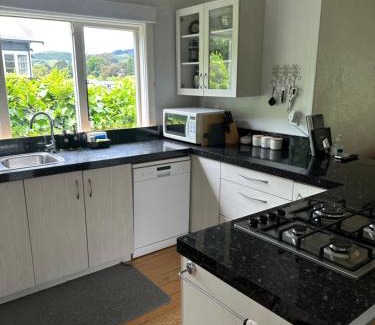 Nelson South House | RENWICK IN THE CITY NELSON, 10min easy walk to City Centre, 4min drive to Hospital, 13min drive to Airport, full kitchen, fast fibre wifi, quiet street, dog friendly