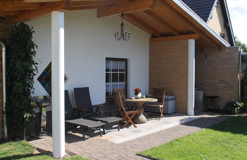 Alt Gaarz Apartment | Rerik Coastal Garden Retreat