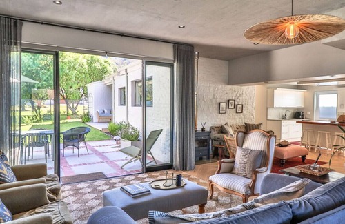 Voelklip House | Reservoir House | Elegant design | Easy living!
