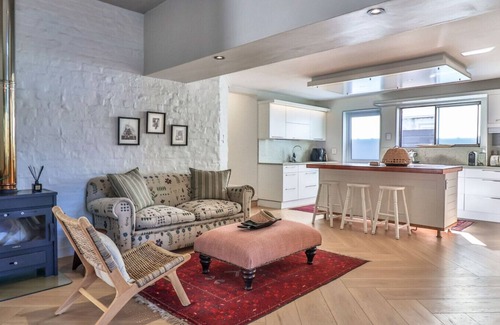 Voelklip House | Reservoir House | Elegant design | Easy living!