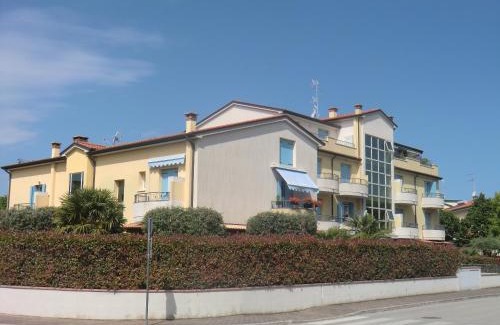 Caorle Apartment | Residence Elisa Piano Terra con Giardino e Posto auto