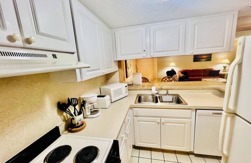 Palm Harbor Condo | Resort Condo at Innisbrook Steps to MegaPool Family-Friendly Golf & Nature