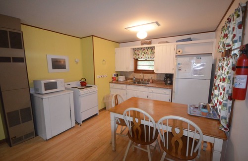 Maple City House | Resort cottage on Big Glen Lake! Kayaks & fire pit!