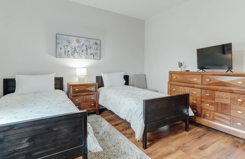 Vernon Condo | Resort | Fireplace | Free WiFi | Pool | Hot Tub | 1st Floor | 10-14