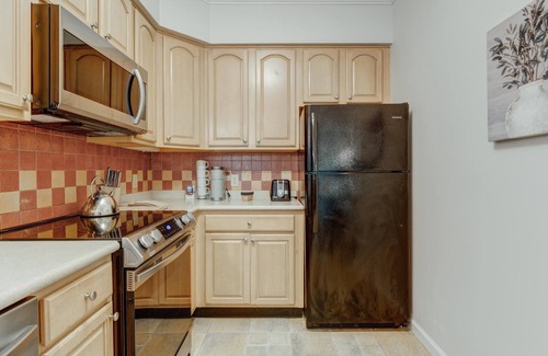 Vernon Condo | Resort | Fireplace | Free WiFi | Pool | Hot Tub | 1st Floor | 10-14