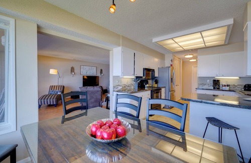 Lincoln Beach Condo | Resort Lincoln Condo w/Ocean Views & Pool Access!