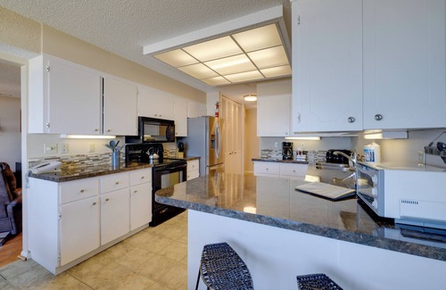 Lincoln Beach Condo | Resort Lincoln Condo w/Ocean Views & Pool Access!