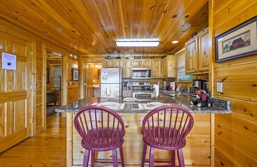 Gatlinburg - Pigeon Forge Cabin | Resort setting w/awesome Mtn views! Self checkin, close to Nat’l Park! Sleeps 6
