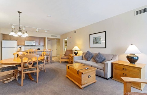 Oro-Medonte Apartment | Resort Style w/Balcony, Hot Tub and Full Kitchen