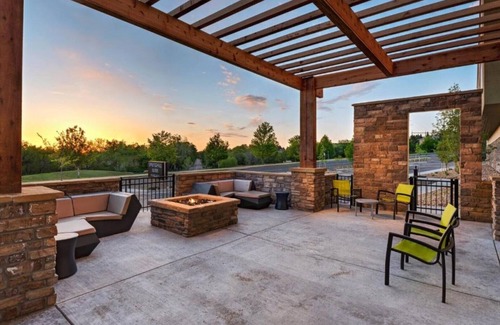 Denver West House | Rest and recharge in our Lakewood hotel