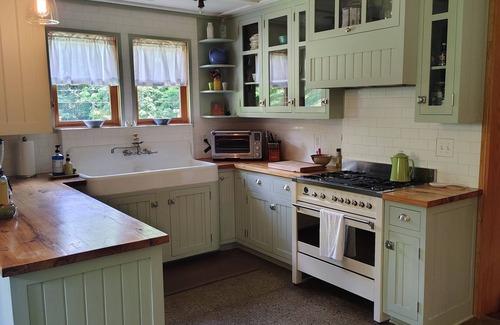Marshall House | Restful Dawn Rustic meets Luxury. Hot Tub, Outdoor Shower, Mini Gym & Fire Pit