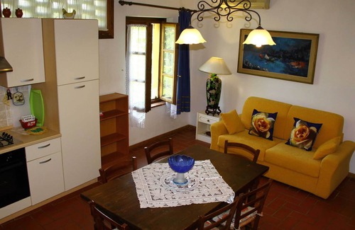Vinci House | Restful Farmhouse with Pool near Forest in Vinci