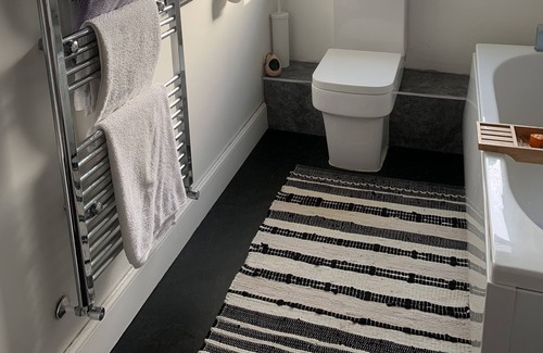 Bellshill Apartment | RestfullHaven:your own room in an apartment having double/shared bathroom/kitchn