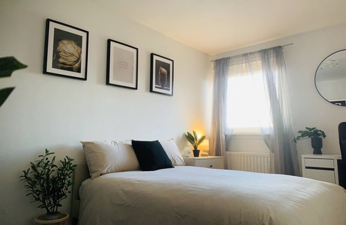 Bellshill Apartment | RestfullHaven:your own room in an apartment having double/shared bathroom/kitchn