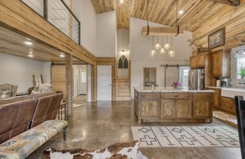 Franklin House | Restore 38 Ranch: Hidden gem w/3br, pool, porch