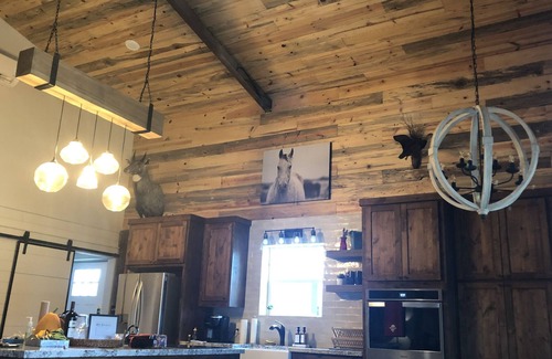 Franklin House | Restore 38 Ranch: Hidden gem w/3br, pool, porch