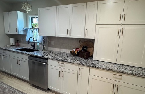 Cherry Street House | Restored Charming Cottage, sleeps 6, Hot tub.