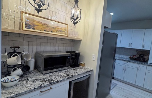 Cherry Street House | Restored Charming Cottage, sleeps 6, Hot tub.