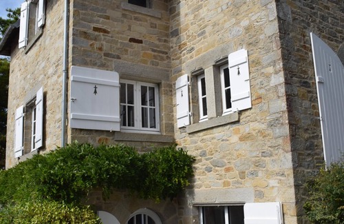 Saint-Cast-le-Guildo Villa | Restored stone villa, 7 bedrooms immediate access to the large beach