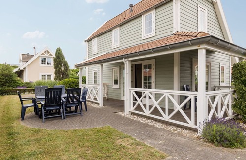 Hoek van Holland Villa | Restyled villa with soundbar 500m. from the beach