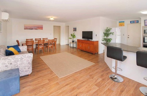 Broadwater House | Retreat on Broadwater, pet friendly