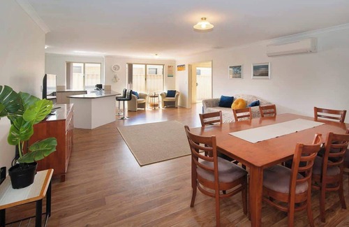 Broadwater House | Retreat on Broadwater, pet friendly
