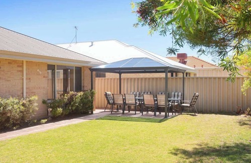 Broadwater House | Retreat on Broadwater, pet friendly