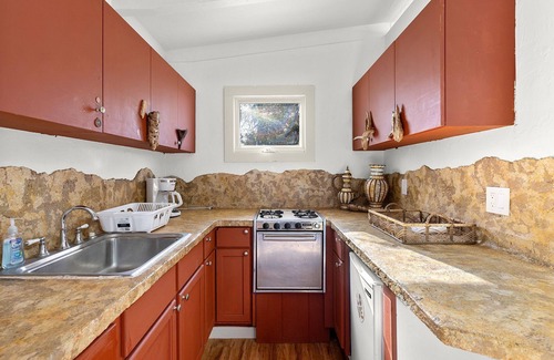 Lake Elsinore Cottage | Retreat on mountain Earth and Dom houses
