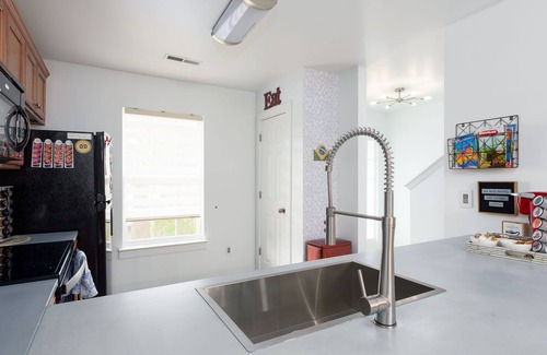 North Charleston House | Retreat Townhome in N. Charleston - 2 Suites/ 15min Airport/25min Downtown