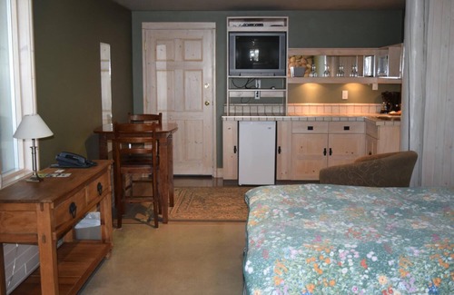 Nimpo Lake Hotel | Retreat Wilderness Inn
