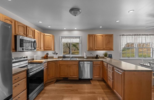 Newport House | Retreat with Great View, Hot Tub & Espresso Bar