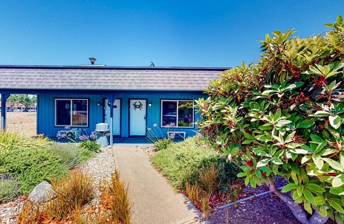 Bandon House | Retro beach experience with fast WiFI - walk to downtown shops & eateries