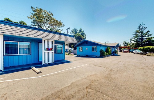 Bandon House | Retro beach experience with fast WiFI - walk to downtown shops & eateries
