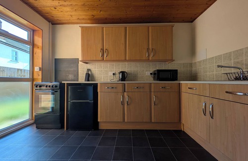 Rochford Cottage | Retro cottage, 4 beds, sunset garden, RSPB Wallasea views. Family nature retreat