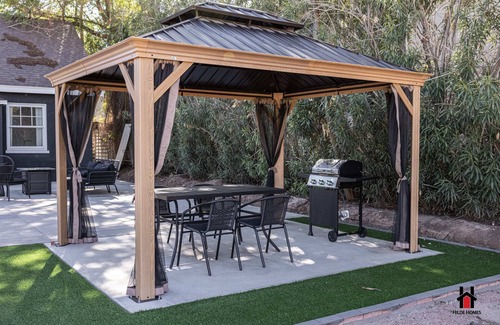 West Second Street Historic District House | Retro Getaway, BBQ, Outdoor fire pit, Hammocks