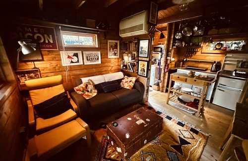 Bovey Tracey Cabin | Retro Lodge nr Dartoor with hot tub & opt sauna