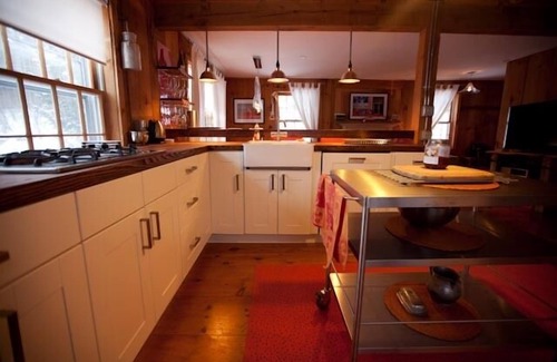 Grafton Apartment | Retro Modern Barn Apartment in the Heart of Grafton
