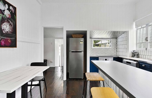 Maryborough House | Retro on walker Holiday Rental - CoastHM