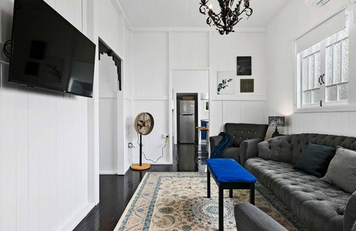 Maryborough House | Retro on walker Holiday Rental - CoastHM