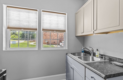 Downtown Apartment | Retro Raleigh Downtown Flat Unit B~EV Chargers