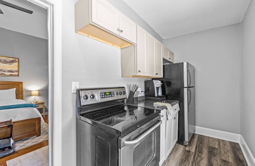 Downtown Apartment | Retro Raleigh Downtown Flat Unit B~EV Chargers