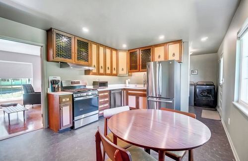 Van Wert House | Retro Refuge On Woodstock Dr.