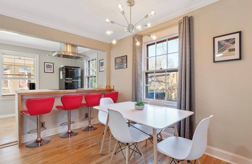 East Raleigh House | Retro Retreat | Near Heart of Downtown | King