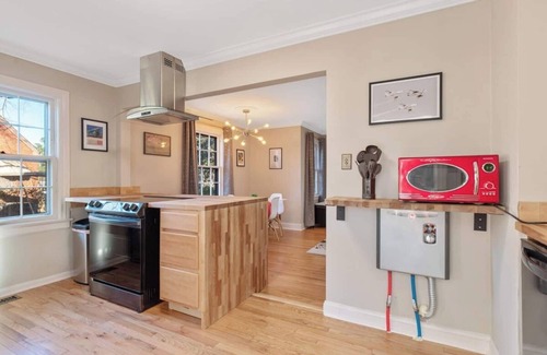 East Raleigh House | Retro Retreat | Near Heart of Downtown | King