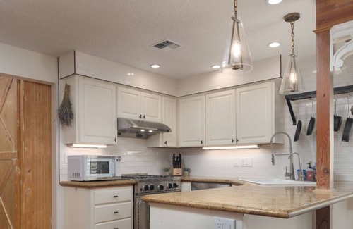 Harlow House | Reunion Game House: Stylish Stay, Steps to Autzen